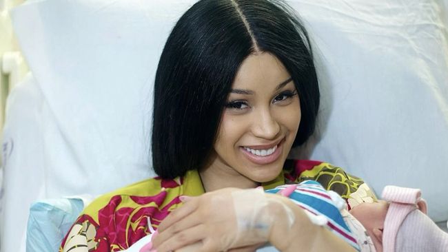 Cardi B mengumumkan dirinya sudah melahirkan anak ketiganya bersama Offset, sebulan setelah pengumuman hamil sekaligus pengajuan gugatan cerai.