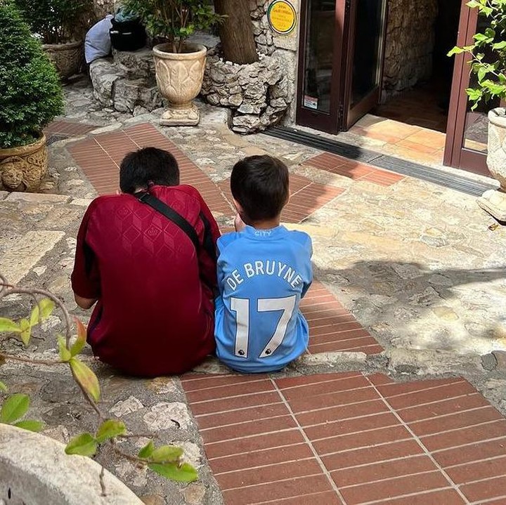 <p>Ada banyak foto yang Carissa bagikan. Ia mengabadikan banyak momen di hampir setiap sudut desa bersama anak-anaknya, Bunda.<br /><br /><br /></p>
