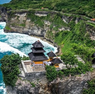 Proyek Tebing Uluwatu Berselimut Kontroversi: Menyelamatkan atau Merusak?