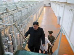 Kim Jong Un Pamer Fasilitas Pembuatan Bom Nuklir, Begini Momennya