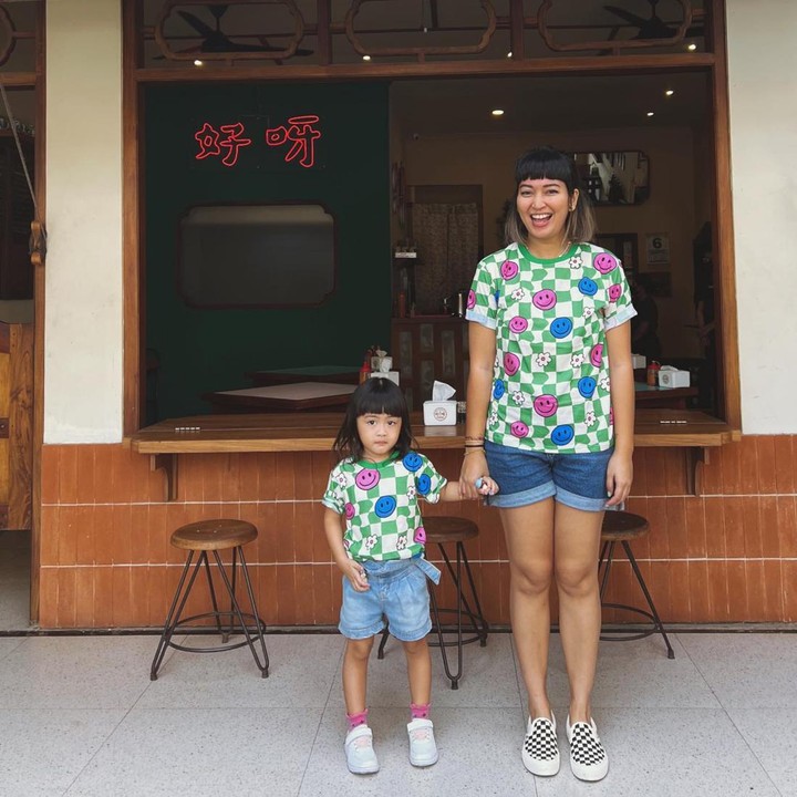 <p>Anneke dan Hagia juga terlihat kompak memakai<em> t-shirt </em>dengan corak yang sangat <em>fun.</em> Mereka juga memakai celana pendek berbahan <em>jeans. "Twinning game strong: Hagia and I, forever besties</em> (Permainan kembar yang sangat kompak. Hagia dan aku, sahabat selamanya)," tulis Anneke dalam unggahannya. (Foto: Instagram @annekejd)</p>