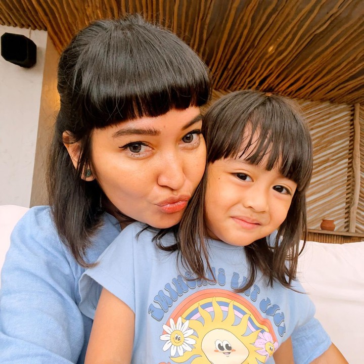 <p>Anneke kerap membagikan momen kebersamaan dengan putrinya. Ia mengunggah berbagai potret menggemaskan dengan Hagia. (Foto: Instagram @annekejd)</p>