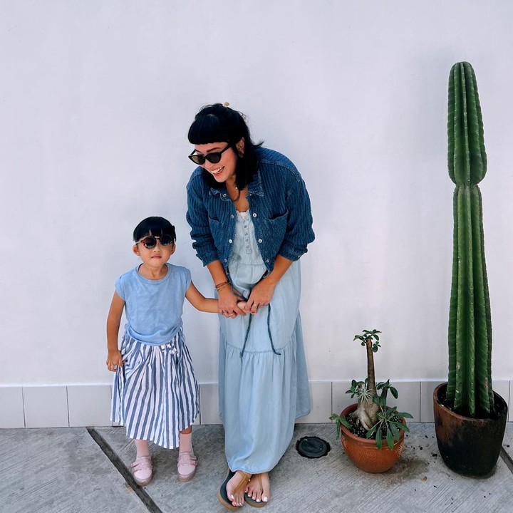 <p>Tidak tanggung-tanggung, ia bahkan mengenakan<em> matching outfit</em> bersama Hagia. Tengok saja potret kompak mereka dalam balutan <em>dress</em> bernuansa biru muda. (Foto: Instagram @annekejd)</p>