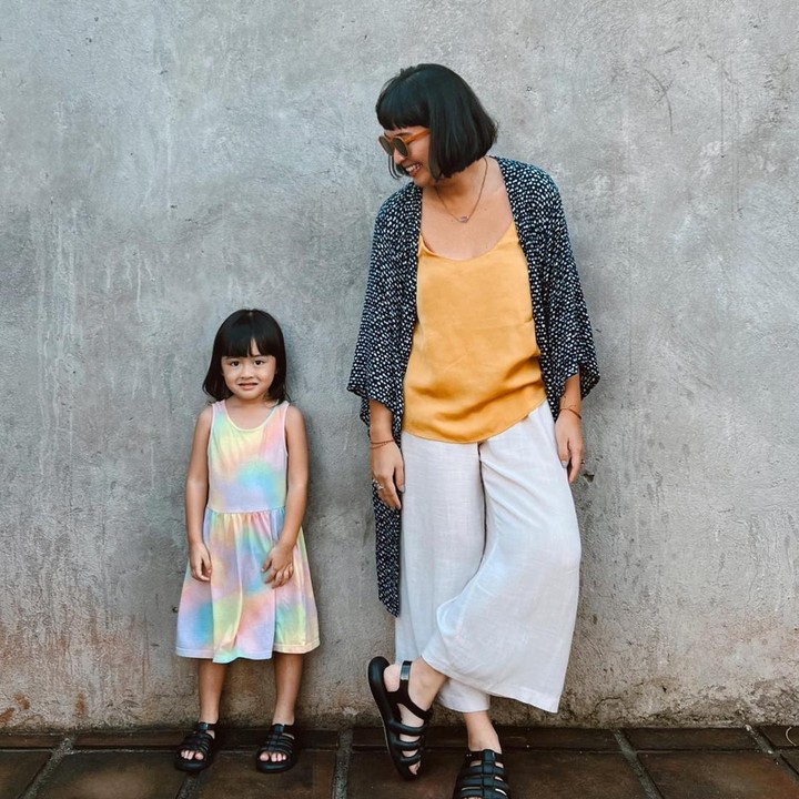 <p>Bunda berusia 39 tahun ini juga sering memperlihatkan potret kece ketika mengabadikan OOTD modis bersama Si Kecil, lho. (Foto: Instagram @annekejd)</p>