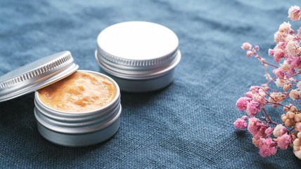 10 Lip Scrub Terbaik untuk Atasi Bibir Hitam dan Kering, Bikin Lebih Cerah!