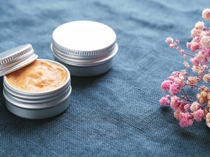 10 Lip Scrub Terbaik untuk Atasi Bibir Hitam dan Kering, Bikin Lebih Cerah!