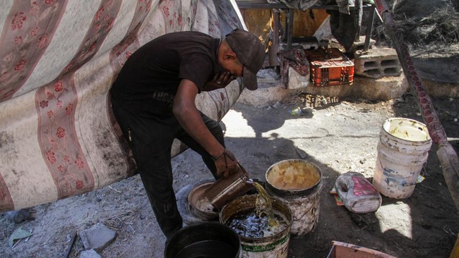 Warga Palestina olah limbah plastik untuk dijadikan bahan bakar di tengah blokade Israel.