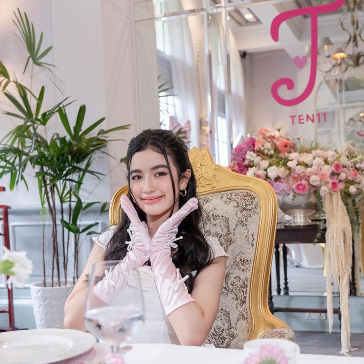 <p>Selain belajar bBhasa Prancis dan Khmer dari orang tuanya, Jenna Norodom juga menguasai bahasa Thailand, Mandarin, dan Inggris. Selain itu, ia juga dapat bernyanyi dalam semua bahasa tersebut, lho. (Foto: Facebook Jenna Norodom)<br /><br /><br /></p>