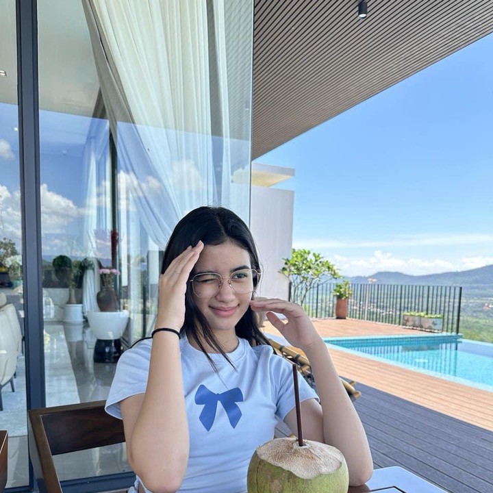 <p>Jenna merupakan putri dari pasangan Putri Kamboja Norodom Buphary dan seorang pria Prancis. Mengutip <em>SCMP,</em> ia merupakan cucu dari Pangeran Norodom Chakrapong dan kakek buyutnya adalah mendiang Raja Norodom Sihanouk.(Foto: Facebook Jenna Norodom)<br /><br /><br /></p>