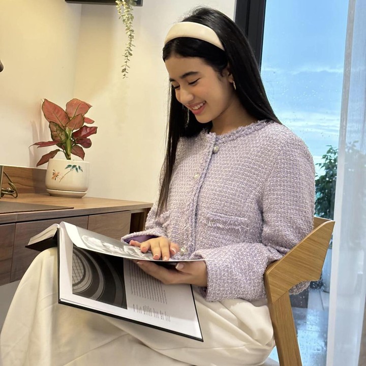 <p>Ya, Jenna memang memiliki bakat menyanyi dan akting, Bunda. Ia secara resmi bergabung dengan industri hiburan pada 2018 sebagai aktris, penyanyi, dan penari, berkat dukungan dari keluarga kerajaan. (Foto: Facebook Jenna Norodom)<br /><br /><br /></p>