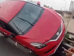 Penampakan Mobil Tabrak Pembatas dan Nyaris Terjun dari Flyover Ciputat