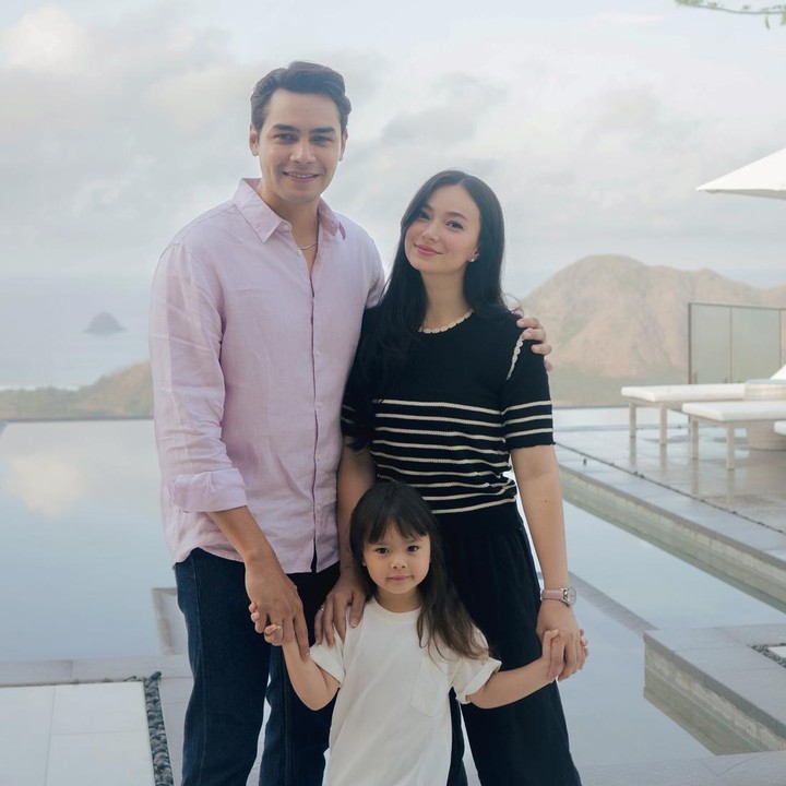 <p>Asmirandah melahirkan anak pertamanya yang berjenis kelamin perempuan tepat di Hari Natal pada 25 Desember 2020. Putri mereka diberi nama yang sangat indah, yakni Chloe Emanuelle Van Wattimena. (Foto: Instagram @asmirandah89))</p>