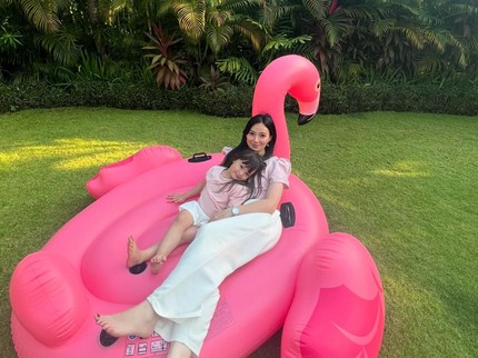 Terpopuler: Potret Asmirandah Bareng Suami Jonas Rivanno dan Sang Putri