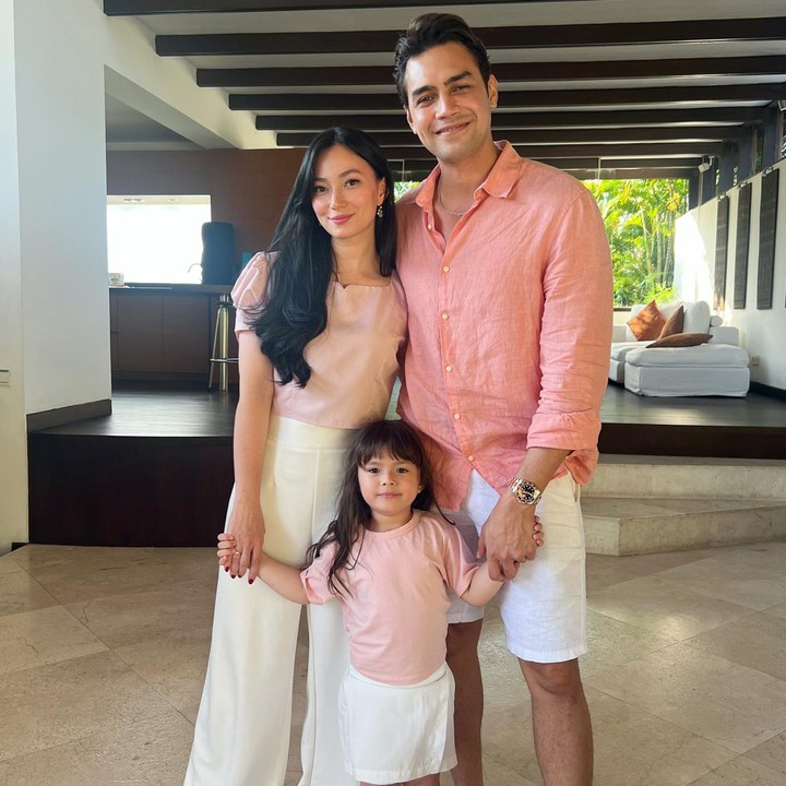 <p>Asmirandah dan Jonas Rivanno tak henti mengucap rasa syukur ketika dikaruniai anak setelah hampir tujuh tahun menanti momongan. Pasangan yang menikah pada 22 Desember 2013 itu dikaruniai anak pertama bernama Chloe Emanuelle Van Wattimena, pada 25 Desember 2020. Kehamilan ini didapat keduanya melalui program bayi tabung, Bunda. (Foto: Instagram @asmirandah89)</p>