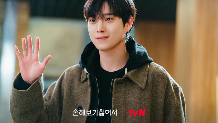 img-title 9 Fakta Aktor Tampan Kim Young Dae: dari Karier Impian hingga Kebiasaan Tidur yang Unik