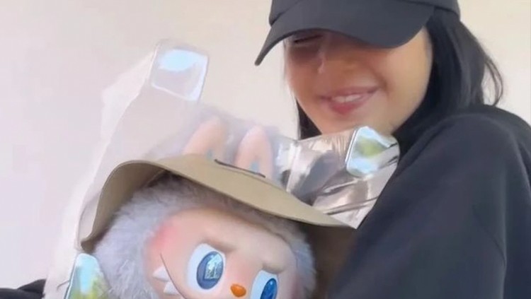 Lisa BLACKPINK viral mempopulerkan Labubu