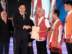 Kata Warga Adat Kapuas Hulu Usai Terima Sertifikat Tanah Ulayat dari AHY