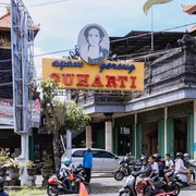 Kisah Pilu di Balik Pecah Kongsi Restoran Ayam Goreng Suharti yang Legendaris