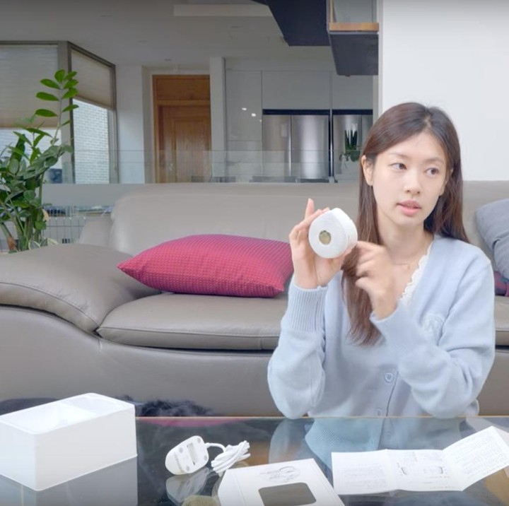 <p>Jung So Min sering memakai ruang tengah untuk tempat merekam konten vlognya. Di ruangan itu, terdapat sofa warna abu-abu dan dekorasi tanaman yang memberi sentuhan alami. (Foto: YouTube 정소민ssomday)</p>