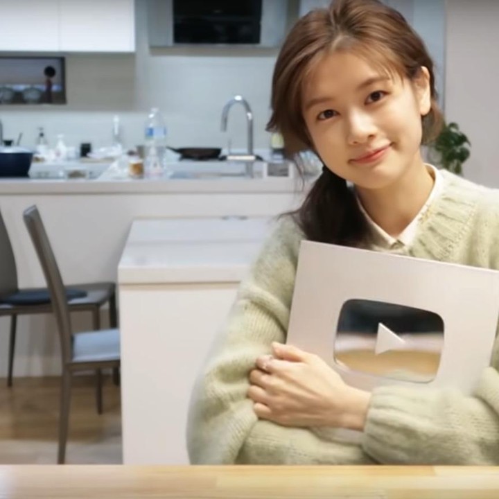 <p>Dapur Jung So Min terlihat simpel namun tetap elegan dengan interior serba putih dan unsur kayu pada lantai dan furniturnya. (Foto: YouTube 정소민ssomday)</p>