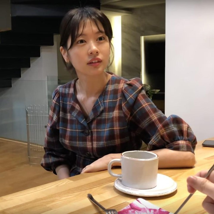 <p>Sukses membesarkan karier di industri hiburan, aktris Korea Selatan Jung So Min masih tinggal satu atap dengan sang Bunda. Rumah mereka didominasi dengan nuansa kayu dan warna lembut seperti putih dan <em>beige.</em> (Foto: YouTube 정소민ssomday)</p>