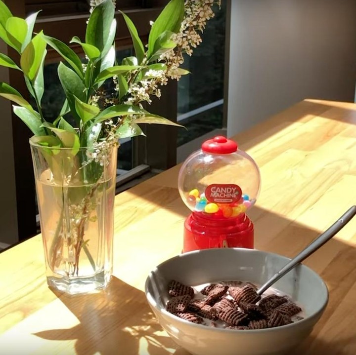 <p>Meja kayu memberi kesan hangat pada ruang makan mereka. Ia juga meletakkan tanaman hidup di dalam vas untuk menambah kesan asri. (Foto: YouTube 정소민ssomday)</p>