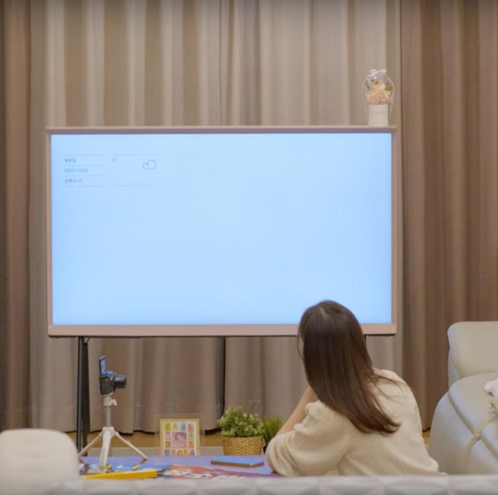 <p>Sebagai area hiburan, Jung So Min memiliki ruang menonton yang dilengkapi dengan televisi berlayar besar. Ruangan ini terasa <em>cozy</em> dengan paduan warna hangat seperti cokelat dan krem. (Foto: YouTube 정소민ssomday)</p>