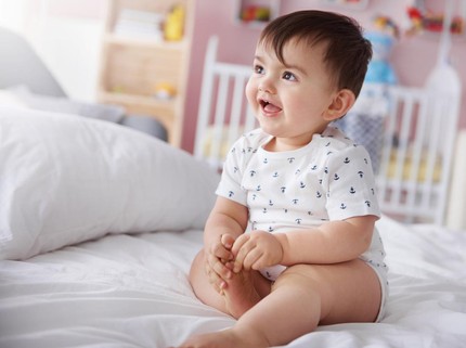9 Tanda Bayi Bahagia dan Cara Tepat Membesarkannya Menurut Pakar