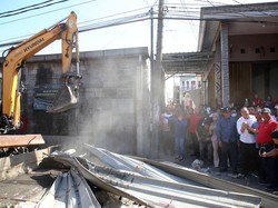Tembok yang 6 Tahun Halangi Jalan Tambak Wedi Akhirnya Dirobohkan