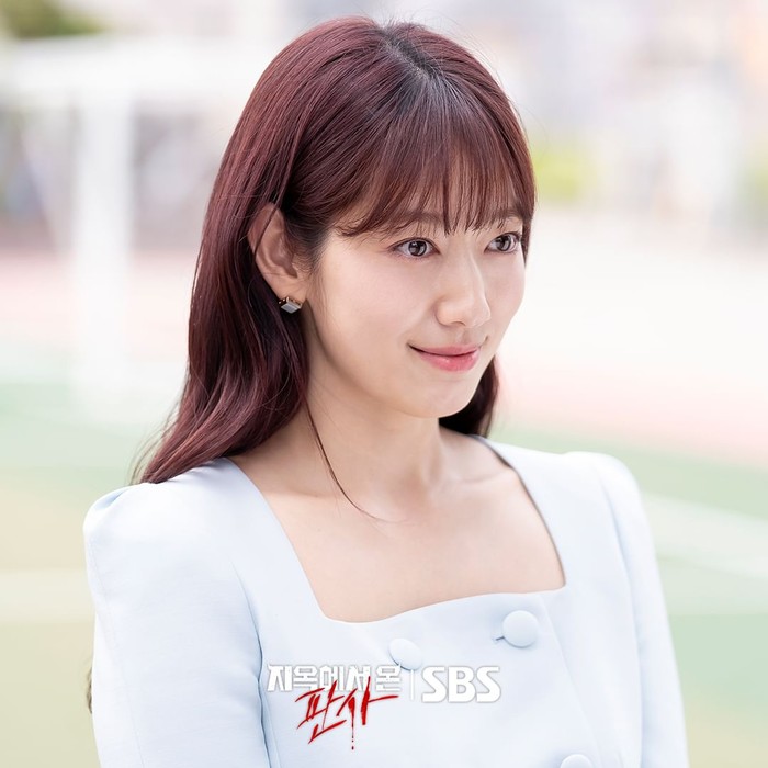 Untuk kamu yang penasaran dengan pesona dan akting berbeda dari Park Shin Hye, jangan lupa saksikan drama The Judge from Hell ini, ya./ Foto: instagram.com/sbsdrama.official