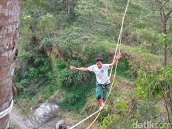 Ngeri! Aksi Bule Seberangi Sungai Gunung Merapi Pakai Tali, Ketinggian 150 Meter