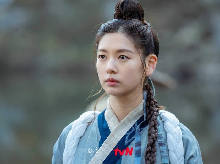 Alchemy of Souls (2022) menjadi salah satu drama Korea yang hits, menampilkan Jung So Min sebagai Mu Deok. Dalam drama sageuk ini, ia memerankan seorang penyihir dengan kemampuan berpindah jiwa, terlihat ia memukau dengan pakaian hanbok yang cantik. /Foto