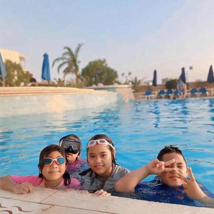 <p>Aktivitas lain yang dilakukan anak-anak Oki Setiana Dewi di Mesir adalah berenang. Putra dan putri Oki Setiana Dewi ini tampaknya sudah mulai bisa beradaptasi tinggal di Mesir ya, Bunda. (Foto: Instagram @ibrahimmuhammadabdullah)</p>