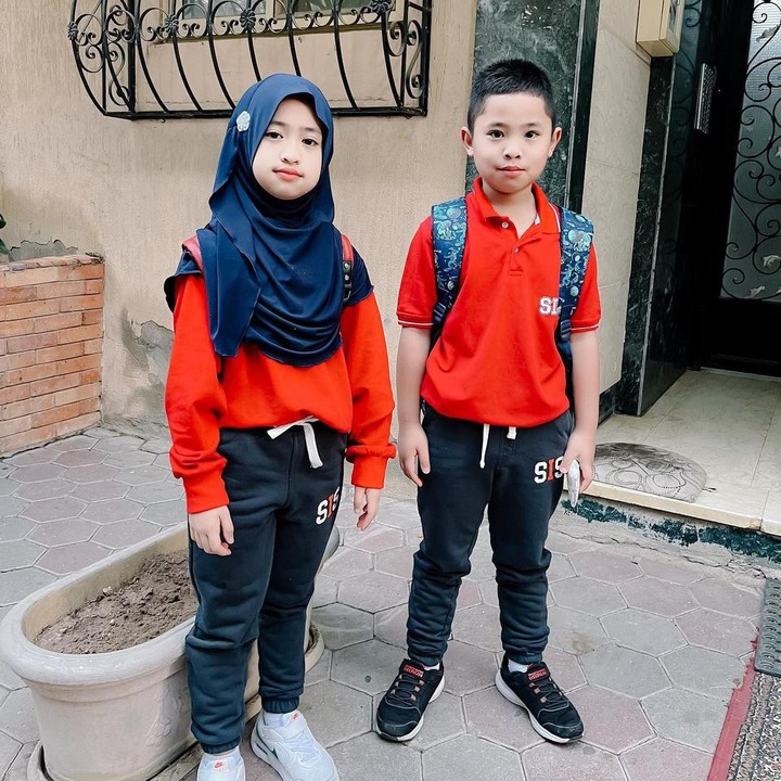 <p>Dalam unggahan lainnya, Oki Setiana Dewi juga mengunggah foto Khadeejah dan Ibrahim yang sepertinya akan pergi sekolah. Istri Ory Vitrio ini meminya doa agar anak-anaknya diberikan kelancaran dalam menuntut ilmu. "<em>Bismillahirrahmanirrahim</em>, Ibrahim dan kakak Khadeejah sudah mulai sekolah di Mesir.. doain ya guys" (Foto: Instagram @ibrahimmuhammadabdullah)</p>