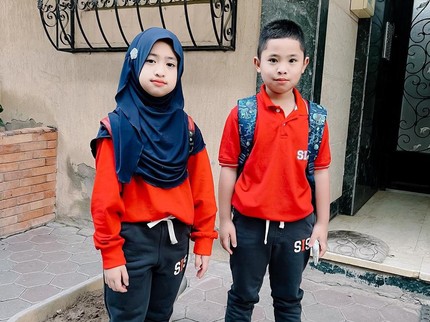 5 Potret Keseruan Anak-anak Oki Setiana Dewi Memulai Sekolah Baru di Mesir