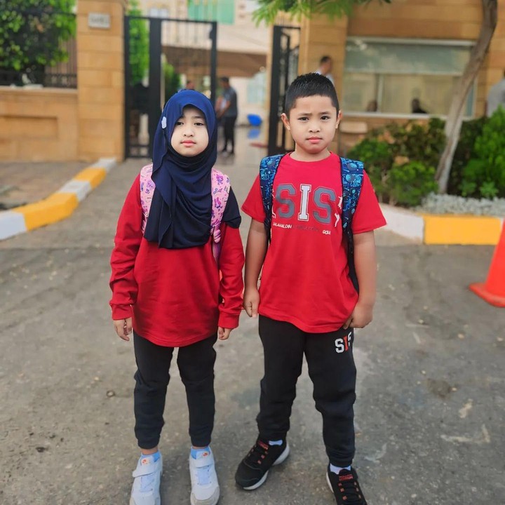<p>Oki Setiana Dewi bersama suami dan keempat anaknya kini menetap di Mesir. Baru-baru ini, Oki membagikan potret aktivitas anak-anaknya yang baru mulai sekolah di sana. Dua anak Oki, yakni Khadeejah dan Ibrahim tampak mengenakan seragam sekolah. "<em>First day school in Cairo</em>," tulis Oki Setiana Dewi. (Foto: Instagram @okisetianadewi)</p>