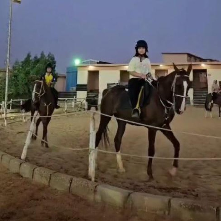 <p>Saat di Mesir, anak-anak Oki Setiana Dewi juga melakukan aktivitas seru lainnya, yakni berkuda. Kedua putri Oki Setiana Dewi, Maryam dan Khadeejah, terlihat begitu bersemangat saat berkuda, ditemani oleh saudara laki-lakinya Ibrahim. (Foto: Instagram @khadeejah_faatimah_abdullah)</p>
