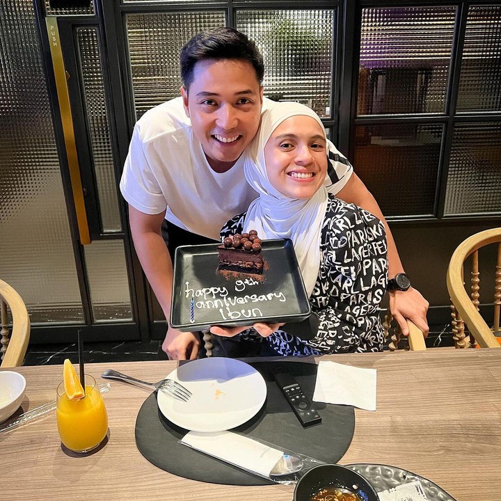 <p>Siapa tidak kenal dengan aktris dan presenter Nycta Gina. Bunda dua anak ini merupakan seorang dokter lulusan Fakultas Kedokteran Universitas Trisakti. Sayangnya, Nycta Gina memutuskan untuk tidak melanjutkan kariernya di bidang kedokteran, dan lebih memilih terjun ke dunia entertain. Keputusan ini pun didukung penuh oleh suaminya, Rizky Kinos. (Foto: Instagram @missnyctagina)</p>