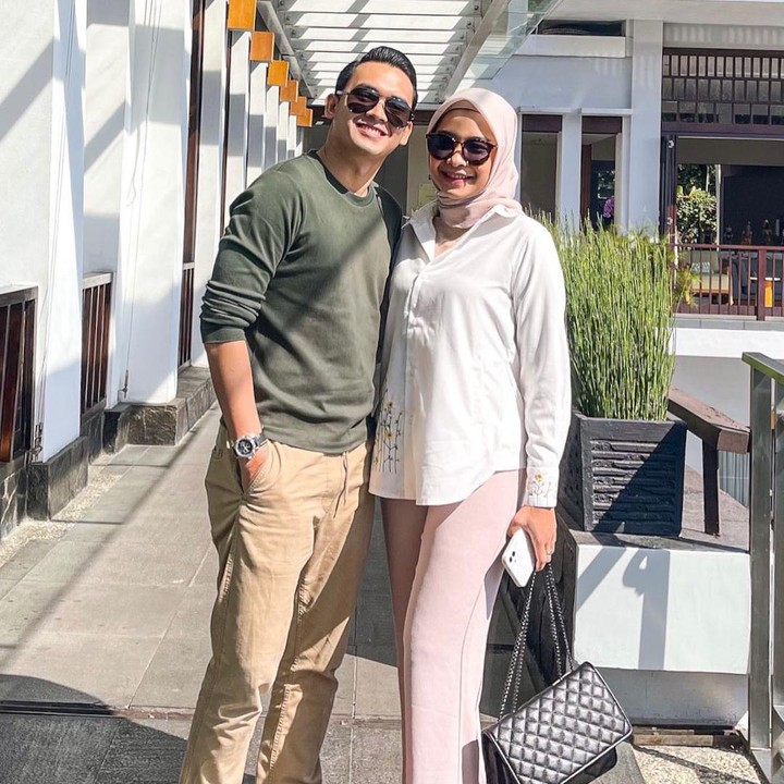 <p>Pada Maret 2021, aktor Ikbal Fauzi resmi mempersunting Novia Giana Nurjanah yang berprofesi sebagai dokter. Dari pernikahan ini, keduanya dikaruniai dua anak, Bunda. Ikbal selalu mendukung karier sang istri sejak awal menikah, termasuk pilihan Novia untuk melanjutkan studi gelar profesi saat sedang hamil anak pertama. (Foto: Instagram @ikbalfauzi_)</p>