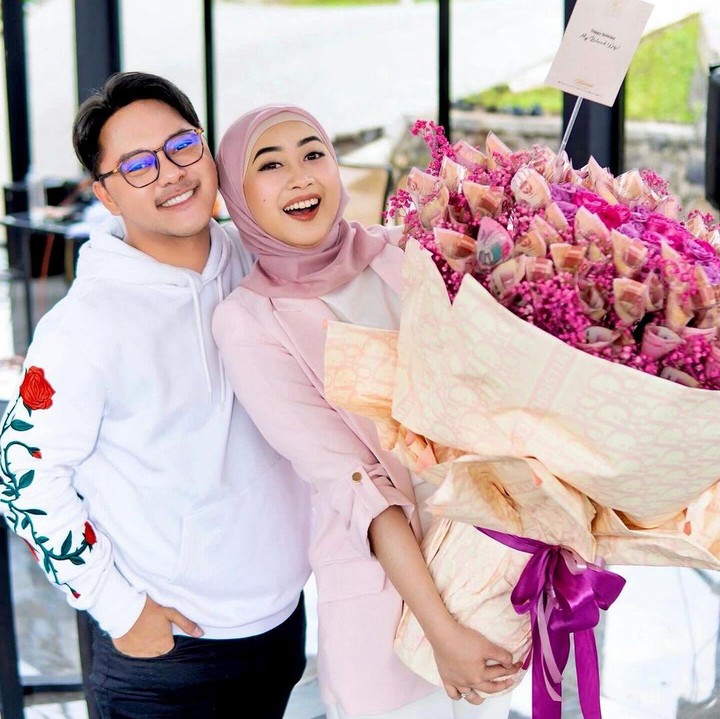 <p>Penyanyi dangdut Danang Pradana atau akrab disapa Danang DA menikah dengan seorang dokter spesialis saraf bernama Hemas Nura, pada 12 Desember 2021. Hemas Nura merupakan lulusan dokter spesialis saraf di Universitas Gajah Mada. Sejak menikah, pasangan ini juga jauh dari gosip miring. Baik Danang maupun Hemas saling mendukung karier masing-masing. (Foto: Instagram @danang_official91)</p>