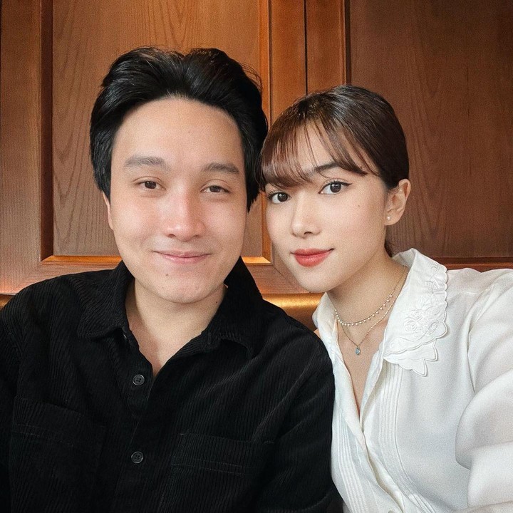 <p>Suami penyanyi Isyana Sarasvati, Rayhan Maditra, juga berprofesi sebagai dokter. Sebagai istri seorang dokter, Isyana tampaknya sudah siap dengan segala tugas kerja yang dijalani suaminya. Pada saat pandemi COVID-19 lalu, Isyana pernah memberikan dukungannya pada sang suami yang ditugaskan untuk menangani pasien positif COVID-19. (Foto: Instagram @isyanasarasvati)</p>