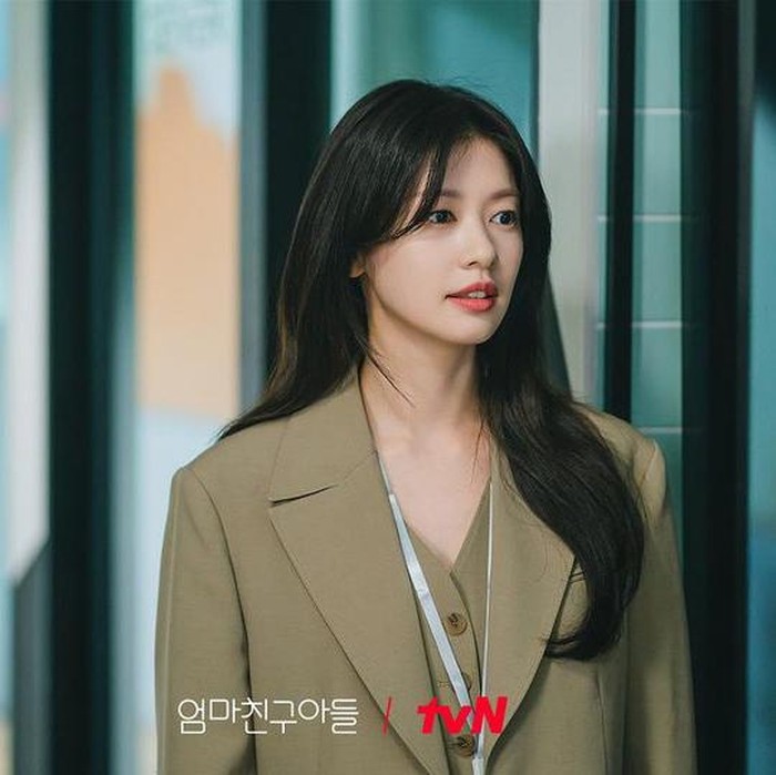 Di Love Next Door (2024), Jung So Min kembali mencuri perhatian sebagai Baek Seok Ryu, ia pulang ke Korea setelah mendapat tekanan di pekerjaannya di Amerika. Kepulangannya membuat ia berinteraksi kembali bersama sahabatnya Choi Seung Hyo. /Foto: tvN