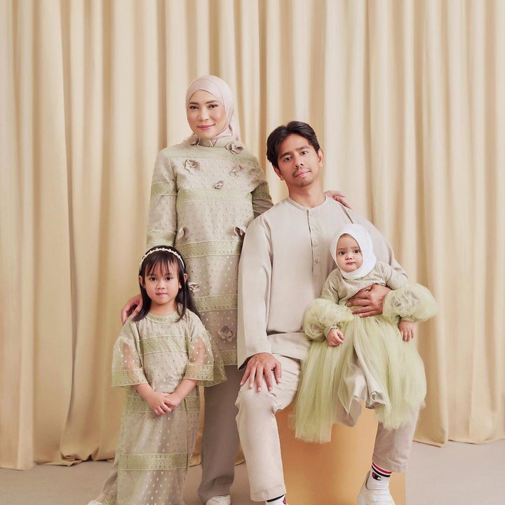 <p>Presenter Fitri Tropica menikah dengan Irvan Hanafi pada 14 September 2014. Hampir lima tahun menikah, pasangan ini akhirnya dikaruniai anak pertama berjenis kelamin perempuan, bernama Sada Amina Hanara. Di tahun 2022, Fitri Tropica melahirkan anak kedua, Kamya Aisa Hanara. Sebelum hamil anak pertama, Fitri Tropica sempat mengalami kendala memiliki momongan karena didiagnosis Sindrom polikistik ovarium atau <em>polycystic ovarian syndrome</em> (PCOS). (Foto: Instagram @fitrop)</p>
