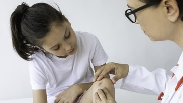 BERSIHKAN LUKA HINGGA BAWA KE DOKTER