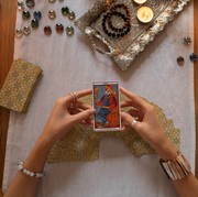 Ramalan Kartu Tarot Ramai di FYP TikTok, Perlu Percaya Nggak Sih?