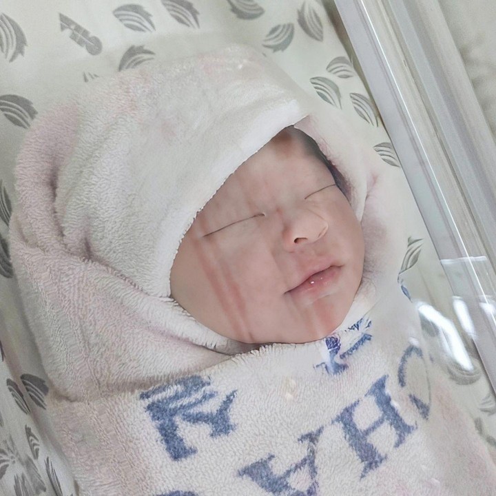 <p>Sungmin masih merahasiakan nama anak pertamanya ini, Bunda. Pria 38 tahun ini hanya menyampaikan bahwa kondisi istri dan anaknya baik-baik saja setelah melewati proses persalinan. "Ibu dan bayinya sehat berkat doa kalian semua. Terima kasih. Saya akan membesarkannya dengan penuh cinta," tulis Sungmin. (Foto: Instagram @_liustudio_/@shantokki32)</p>