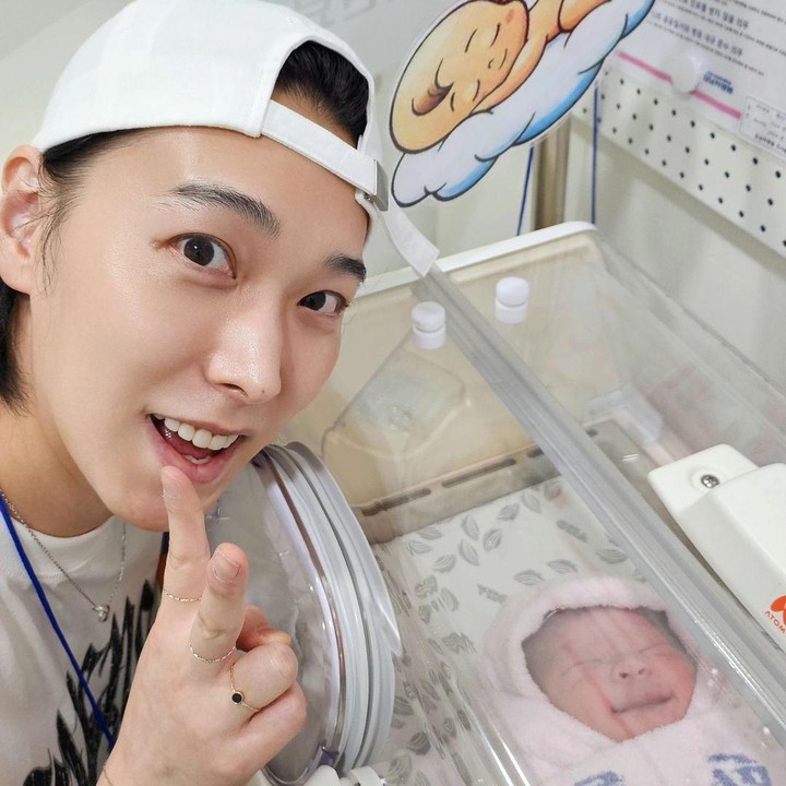 <p>Banyak penggemar Super Junior menuliskan ucapan selamat di unggahan Sungmin. Beberapa di antaranya ikut senang karena pasangan ini telah resmi menjadi orang tua. "Selamat Sungmin. Kamu sekarang resmi menjadi seorang ayah," tulis akun @leo***. "Wow..selamat menjadi Ayah dan Ibu! Ini benar-benar menyentuh. Sehat selalu semuanya," ujar @_pu***. (Foto: Instagram @_liustudio_/@shantokki32)</p>