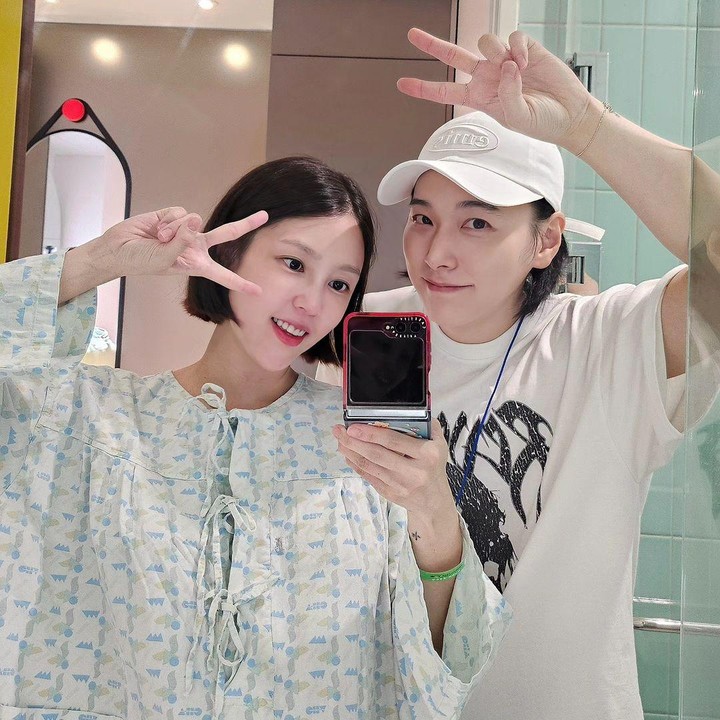 <p>Kabar bahagia datang dari dunia K-Pop. Kim Sa Eun, istri member boygroup K-Pop Super Junior, Lee Sungmin, melahirkan anak pertamanya pada Jumat (13/9/24). Melalui unggahan di Instagram, Sungmin membagikan kabar bahagia kelahiran anak pertamanya ini, Bunda. (Foto: Instagram @_liustudio_/@shantokki32)</p>