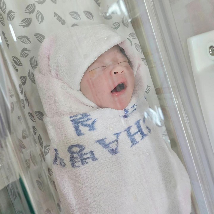 <p>Sungmin mengunggah foto bayinya yang berjenis kelamin laki-laki. Anak pertama Sungmin dan Kim Sa Eun ini terlihat sedang tidur nyenyak di box bayi rumah sakit. (Foto: Instagram @_liustudio_/@shantokki32)</p>