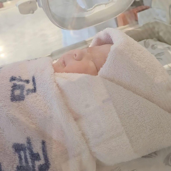 <p>Kehadiran anak pertama ini tampaknya begitu dinanti Sungmin dan sang istri. Kim Sa Eun hamil dan melahirkan anak pertamanya setelah 10 menikah. Pada bulan Juli lalu, keduanya baru mengumumkan kehamilan ini ke publik. (Foto: Instagram @_liustudio_/@shantokki32)</p>